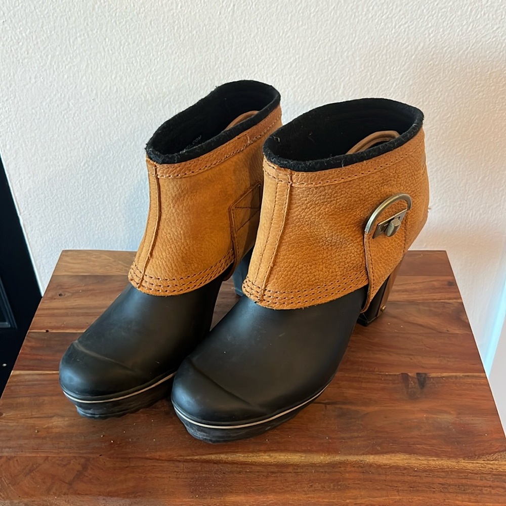 Sorel Stirrup Rubber Boots with Gold Detail